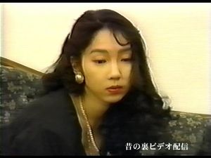 【無修正】まったり系の爆乳娘 相原めぐみの登場です。黒のセクシーな衣装をまといソファの上でスチールカメラマンの注文に服を脱ぎながらオナニー開始。
